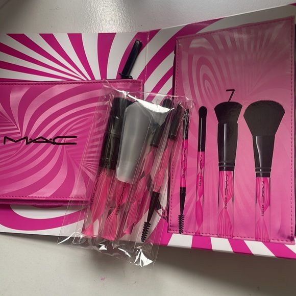 Brand new MAC brush set limited edition - Picture 2 of 4